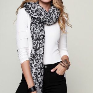 Chic Soft Leopard scarf